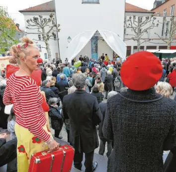  ?? Archivfoto: Michael Hochgemuth ?? Auf der Westchorbü­hne vor St. Moritz darf drei Monate lang alles passieren. Neugierig waren die Menschen bei der Eröffnung am 5. Mai. Und das Programm dort spricht noch immer die Passanten an.