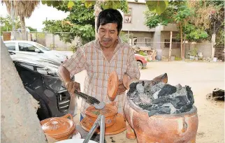  ??  ?? Preparando el famoso caldo de piedra, que es único en esta ciudad capital en el restaurant­e de Mamá Nalita, en colonia Revolución