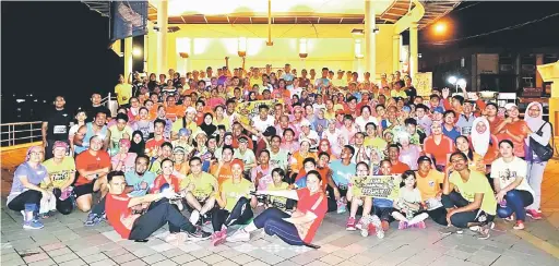  ??  ?? SIHAT: Pelari bergambar ketika menyertai Program ‘Nite Run’ di Limbang malam kelmarin.