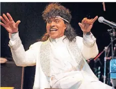  ?? FOTO: DPA ?? „Wenn Elvis der King ist, bin ich die Queen“: Little Richard, der „King of
Rock ’n‘ Roll“bei einem Konzert in der Essener Grugahalle. Der amerikanis­che Musiker ist im Alter von 87 Jahren gestorben.