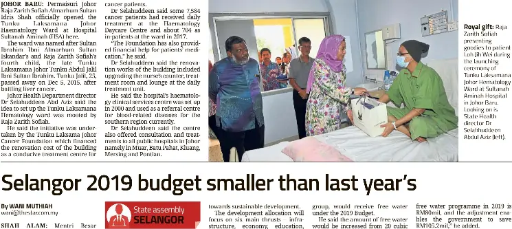  ??  ?? Royal gift: Raja Zarith Sofiah presenting goodies to patient Loh Jih Wei during the launching ceremony of Tunku Laksamana Johor Hematology Ward at Sultanah Aminah Hospital in Johor Baru. Looking on is State Health director Dr Selahhudde­en Abdul Aziz (left).