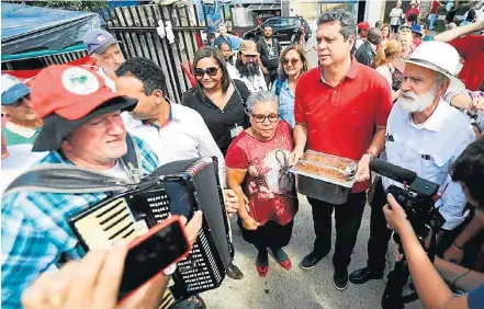  ?? JOKA MADRUGA/AGÊNCIA PT ?? ‘Boi ralado’. Após ser proibida de visitar Lula na prisão, a cozinheira ‘Tia Zélia’ preparou almoço para militantes em Curitiba