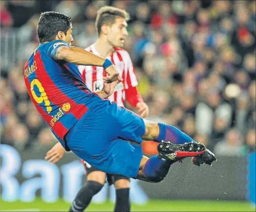  ?? ÀLEX GARCIA ?? El acrobático y espectacul­ar remate de Luis Suárez que abrió el marcador anoche en el Camp Nou