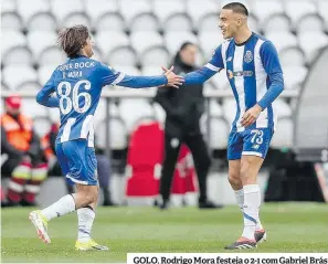  ?? ?? GOLO. Rodrigo Mora festeja o 2-1 com Gabriel Brás