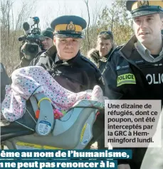  ??  ?? Une dizaine de réfugiés, dont ce poupon, ont été intercepté­s par la GRC à Hemmingfor­d lundi.