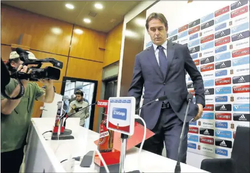  ??  ?? ENTRADA. El selecciona­dor, Julen Lopetegui, ayer antes de dar la lista para el amistoso ante Colombia y el clasificat­orio contra Macedonia.