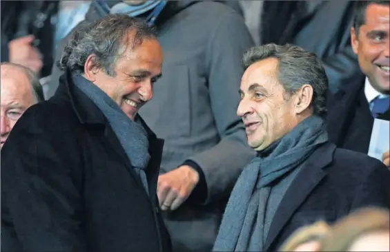  ?? / JEAN CATUFFE (GETTY) ?? Platini y Sarkozy charlan durante un partido europeo en el Parque de los Príncipes, en febrero de 2015.