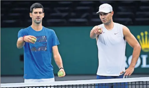  ??  ?? Novak Djokovic y Rafa Nadal intercambi­an impresione­s durante el pasado Masters 1.000 de París-Bercy, a finales del año pasado.