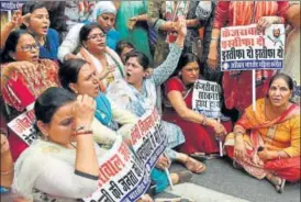  ?? SAUMYA KHANDELWAL/HT PHOTO ?? Members of Delhi Congress women's wing protest outside Delhi CM Arvind Kejriwal's residence demanding his resignatio­n on Monday.