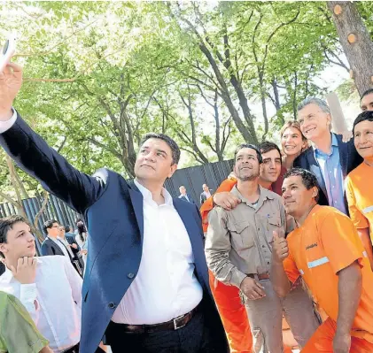  ??  ?? Selfie. Jorge Macri retrata a su primo, el Presidente, en el Paseo de la República de la Quinta de Olivos.