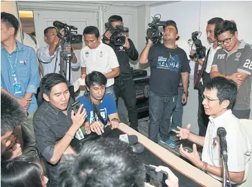  ??  ?? Si Sa Ket chairman Thanet Kruerat, right, talks to reporters at yesterday’s press conference.