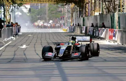  ??  ?? MARLONStöc­kinger drives his Lotus F1 car on the streets of Bonifacio Global City.