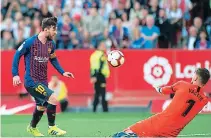  ??  ?? El argentino y diez más. Hizo un partido perfecto para ayudarle al Barça a remontar y ganar el partido en Sevilla.