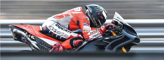  ?? MOTOGP ?? MENANTANG: Bintang Ducati asal Spanyol Jorge Lorenzo saat menggeber motornya pada uji coba pramusim di Chang Internatio­nal Circuit, Buriram, Thailand (17/2).