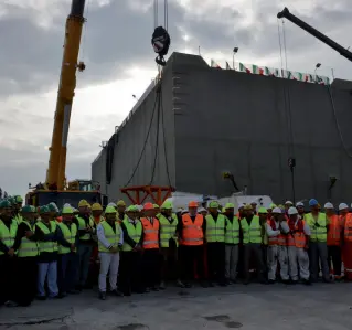  ??  ?? Al lavoro Operai schierati in occasione della posa dell’ultimo cassone di spalla del cantiere del Mose: era il 2014