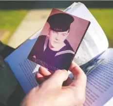  ?? JASON PAYNE ?? Gordon Barrett holds a photo of his father, who loaded ship guns in the frigid North Atlantic during the Second World War.