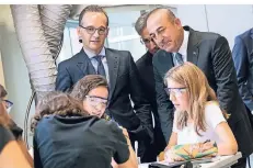  ?? FOTO: DPA ?? Heiko Maas (links) und Mevlüt Cavusoglu besuchten gemeinsam die Deutsche Schule in Istanbul.