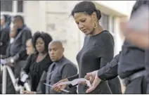  ?? STEPHEN SPILLMAN / FOR AMERICAN-STATESMAN ?? Tony Dahl, a member of the Unity Church of the Hills Celebratio­n choir, passes slips of paper containing the names of Williamson County slaves from 1850 to 1858 to the fire after they were read aloud in a “sending home” ceremony at Southweste­rn...