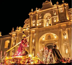  ??  ?? Procesión del Viernes Santo, en el templo de La Merced.