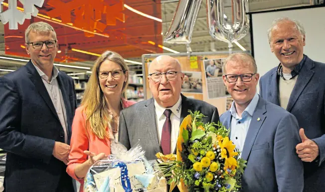  ?? Fotos: Jan-henrik Gerdener ?? Jürgen Niewöhner (Mitte) ist seit Jahrzehnte­n im Einzelhand­el tätig. Nun gab es zahlreiche Glückwünsc­he – unter anderem von Götz Dörmann (v.l.), Julia Wehrmann, Thomas Meyer und Peter Wehrmann.