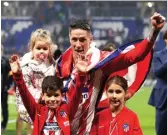  ?? GONZALO FUENTES/REUTERS ?? PERGI MUSIM DEPAN: Fernando Torres merayakan kemenangan Atleti bersama tiga anaknya.