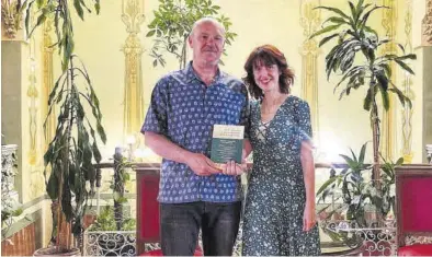  ?? ?? El fundador de Xordica, Chusé Raúl Usón, que tradujo al aragonés ‘El infinito en un junco’, con su autora, Irene Vallejo.