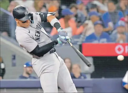  ?? ?? Aaron Judge, de los Yanquis de Nueva York, rompe su bate en un lanzamient­o de Kevin Gausman ,de los Azulejos de Toronto, durante la tercera entrada ayer en el Rogers Centre