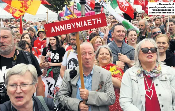  ??  ?? > Thousands of people joined a march for independen­ce in Caernarfon last month