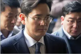  ??  ?? PROTAGONIS­TAS. Kim jong-um (arriba izquierda) y el asesinado Kim jong-nam, hermano mayor del Líder Supremo. La Policía de Malasia tiene en la mira a un diplomátic­o norcoreano. Lee Jaeyong (abajo), heredero de Samsung, detenido por su supuesta...