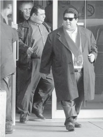  ?? FILE PHOTO ?? Pat Musitano, right, and his brother Angelo, behind him, leave a Hamilton court in January 1998.