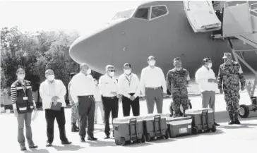  ?? EL DEBATE ?? > José Jaime Montes Salas, delegado estatal de los Programas para el Desarrollo; doctor Marcial Silva Gómez, delegación del Issste; Gerardo Alapizco Castro, por la UAS, y general Maximilian­o Cruz, comandante de las Fuerzas Armadas en Sinaloa, reciben las vacunas.