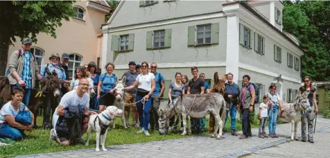  ?? Foto: Monika Matzner ?? Zwischen Lauterbach und Holzen verlief eine Eselwander­ung. Der Spendenerl­ös unterstütz­t ein Tierheim und eine Tierklinik in Odessa.