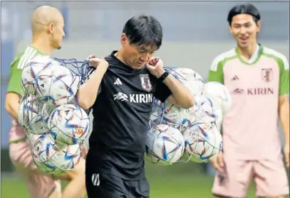  ?? ?? Moriyasu, con las redes de los balones antes de un entrenamie­nto.