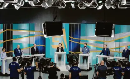  ?? Eduardo Anizelli/folhapress ?? Da esq. para dir., Marina Silva, Henrique Meirelles, Geraldo Alckmin, Guilherme Boulos, Alvaro Dias e Ciro Gomes, mediados por Maria Lydia (centro), em debate promovido ontem na TV Gazeta, em São Paulo