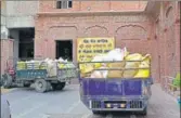  ?? SAMEER SEHGAL/HT ?? Tractor-trailers ferrying wheat to the ‘langar ghar’ (community kitchen) of the Golden Temple on Friday.