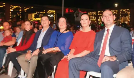  ??  ?? INVITADOS DE HONOR. La embajadora de Estados Unidos, Jean Elizabeth Manes, junto a su esposo, el uruguayo Héctor Cerpa, fueron parte de los invitados especiales del mágico evento.