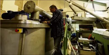  ??  ?? Au Moulin des  Ponts, Jean-Louis Baudino gère entièremen­t le processus de fabricatio­n.