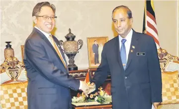  ?? — Photo by Chimon Upon ?? Abang Johari welcomes Kulasegara­n during the latter’s courtesy call on him.