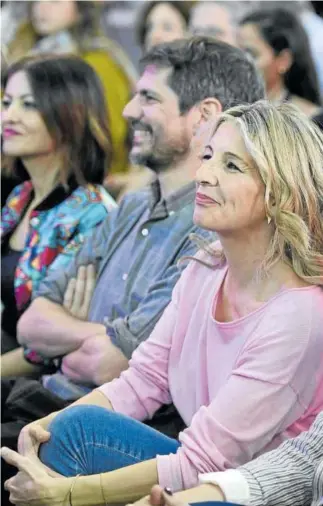  ?? ?? Yolanda Díaz, en primera fila y rodeada de sus fieles, ayer en la asam-blea fundaciona­l de Sumar.