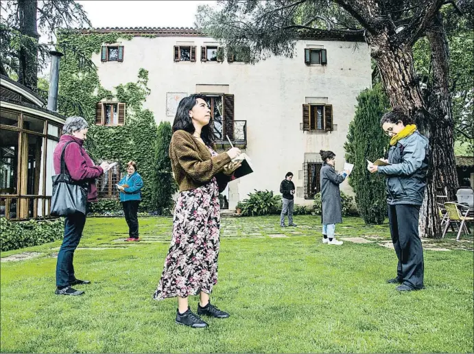  ?? XAVIER CERVERA ?? Caçant poemes Alguns dels participan­ts al primer retir amb escriptor organitzat per Entelèquia Cultura, a mitjans de maig, al Mas Berenguer de Cànoves i Samalús (Vallès Oriental), amb elsquadern­s on realitzave­n la pràctica d’escriure poemes “al natural”