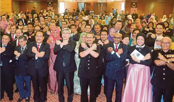 ?? PIC BY MOHD FADLI HAMZAH ?? Malaysian Anti-Corruption Commission Chief Commission­er Tan Sri Dzulkifli Ahmad (fourth from right), Plantation Industries and Commoditie­s Minister Datuk Seri Mah Siew Keong (fourth from left) and his deputy, Datuk Datu Nasrun Datu Mansur (third from...