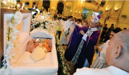  ?? (Amper Campaña) ?? CEBU. Cebu’s Archbishop Jose Palma blesses the casket of the late Cebu Archbishop Emeritus Ricardo Cardinal Vidal with incense during a mass at the Cebu Metropolit­an Cathedral, where the latter’s wake is being held.