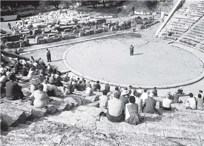  ??  ?? Antike Amphitheat­er sind heute Filmkuliss­e („Game of Thrones“) und historisch­es Monument: Touristen haben schon in den 1950er-Jahren die Arenabühne­n (hier: Epidauros in Griechenla­nd) unsicher gemacht.