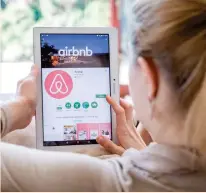  ?? ?? Η Airbnb προσφέρει στους οικοδεσπότ­ες των ακινήτων ακόμη και αισθητήρες θορύβου και υγρασίας, που όπως λέει μπορούν να ανιχνεύσου­ν ένα πάρτι ή μεγάλο αριθμό ατόμων.