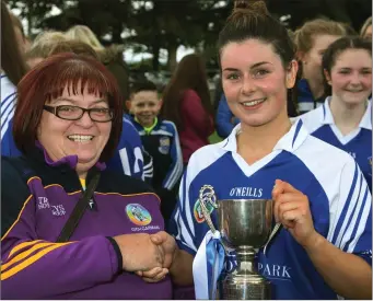  ??  ?? Anna Whitty of Craanford-Monaseed receiving the trophy from Kathleen Kehoe (Co. Secretary).