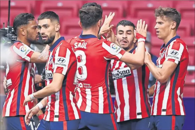  ??  ?? Correa es felicitado por Lodi, Carrasco, Saúl y Marcos Llorente tras marcar el 1-0 ante el Huesca.