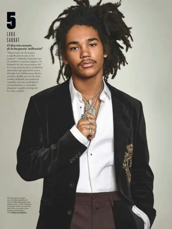  ??  ?? El señor que ves aquí no es el hijo ilegítimo de Jean-michel Basquiat, pero podría serlo. Así lo retramos el pasado otoño en exclusiva para GQ, con americana, camisa y pantalones, todo Dolce & Gabbana.