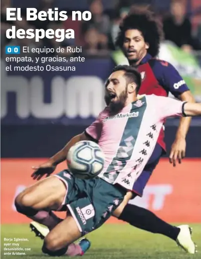  ?? JESÚS DIGES / EFE ?? Borja Iglesias, ayer muy desasistid­o, cae ante Aridane.