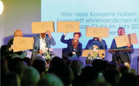  ?? MARCO SCHMIDT ?? Schätzfrag­en galt es in einer ersten Runde im Podium „Wir machen Stadt – OB-Wahl 2024“im Kontor von den OB-Kandidatin­nen und -Kandidaten zu beantworte­n. Ein launiger Start in eine dreistündi­ge Debatte.