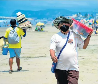  ?? FOTO: EL DIARIO ?? Una foto ilustració­n de la actividad turística en la playa de Crucita durante el feriado de los Fieles Difuntos.